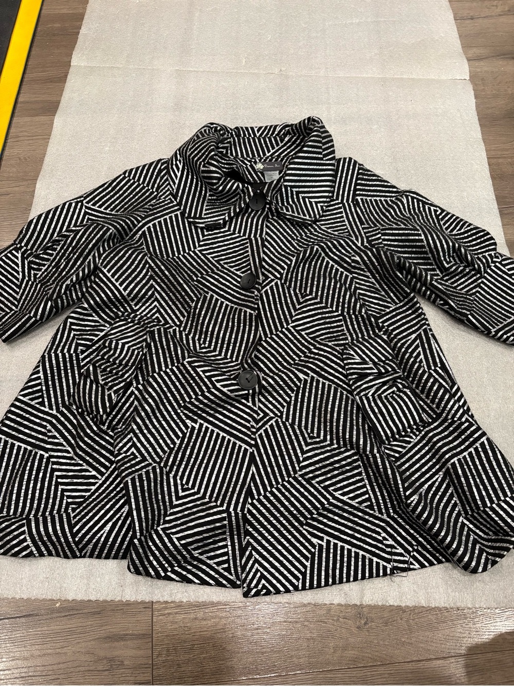 Damée Inc Black White Abstract Patterned Swing Jacket Boho Artsy